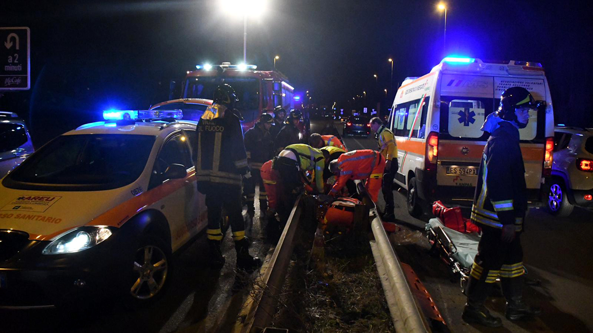 Motociclista s’incastra nel guard rail alle porte di Monza FOTO