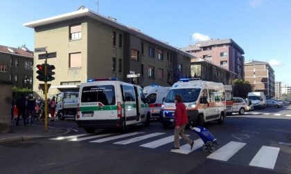 Investiti da un furgone a Monza: non ce l'ha fatta l'anziana di 88 anni. Resta grave il figlio