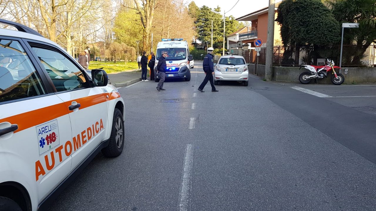 Scontro tra auto e moto, paura per un 17enne FOTO