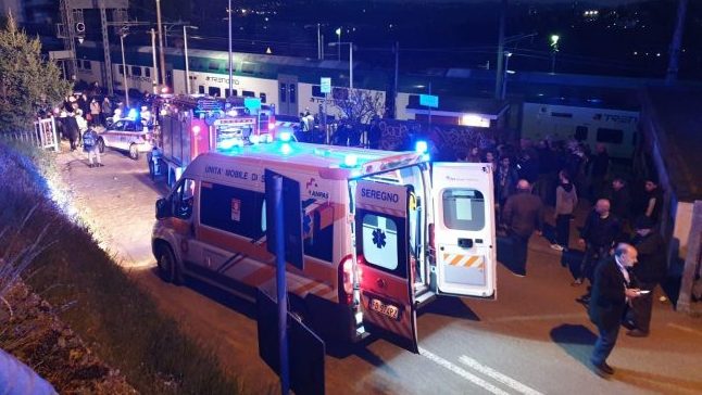 Scontro tra treni a Inverigo: sette feriti in ospedale, chiusa la maxi emergenza