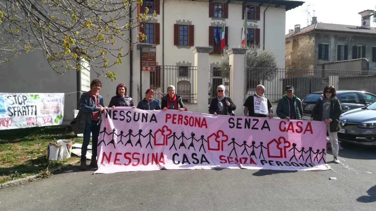Case comunali, girotondo del Sicet attorno al Municipio di Trezzo contro gli sfratti alle famiglie morose VIDEO e FOTO