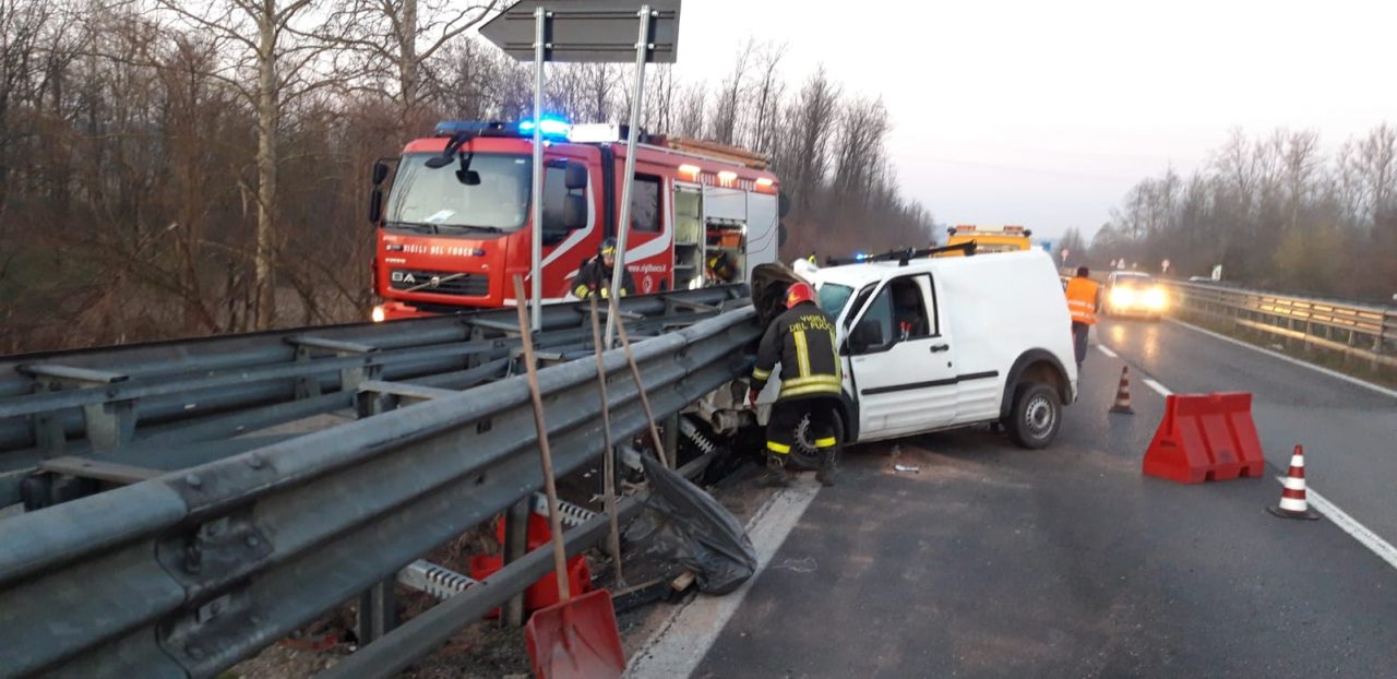 Centra il guardrail sulla statale, conducente miracolosamente illeso