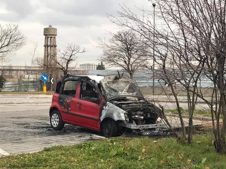 Incendia l’auto della mamma per avere soldi: arrestato 49enne