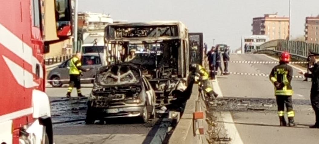 Paullese autobus incendiato da senegalese: ha sequestrato una scolaresca