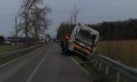 Camion della spazzatura finisce fuoristrada