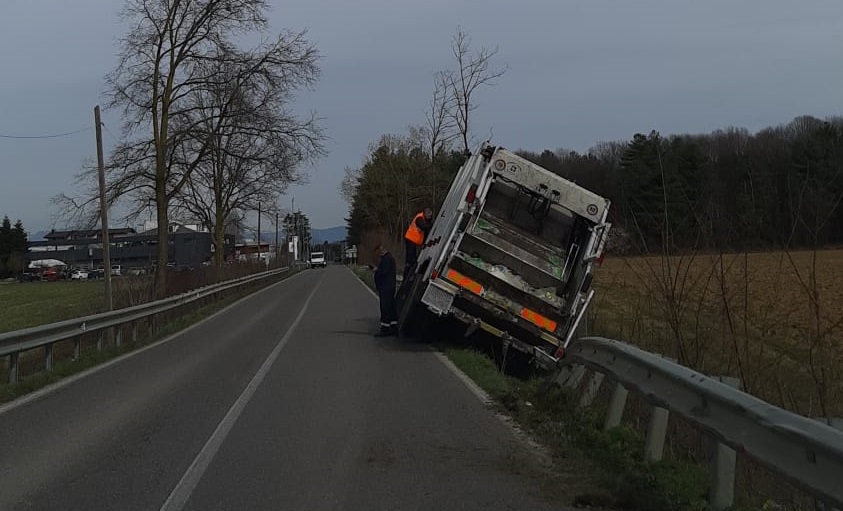 Camion della spazzatura finisce fuoristrada