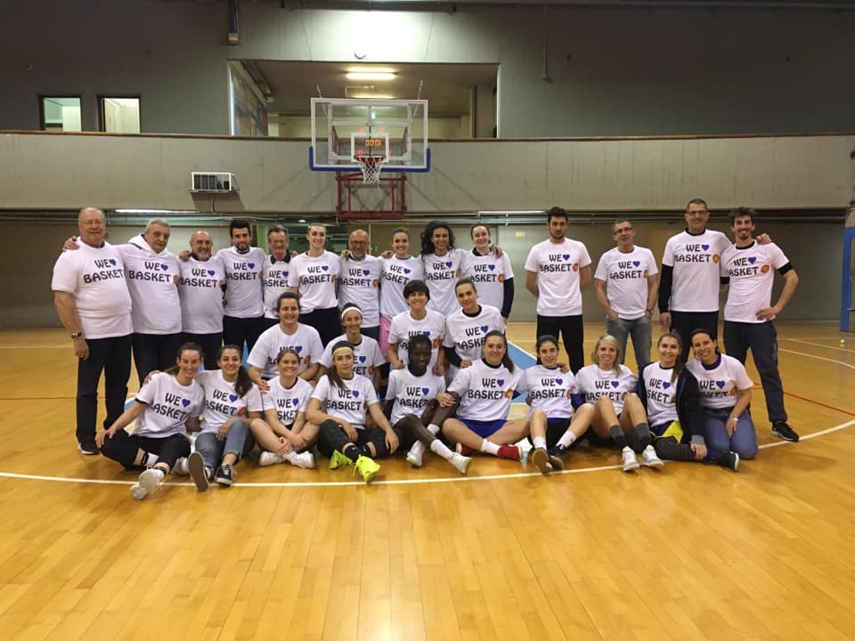 Dopo l’insulto razzista va in scena la “Partita della pace”