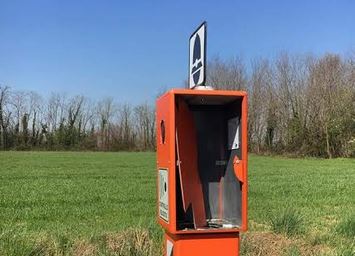 Carnate, autovelox buttato a terra e rotto