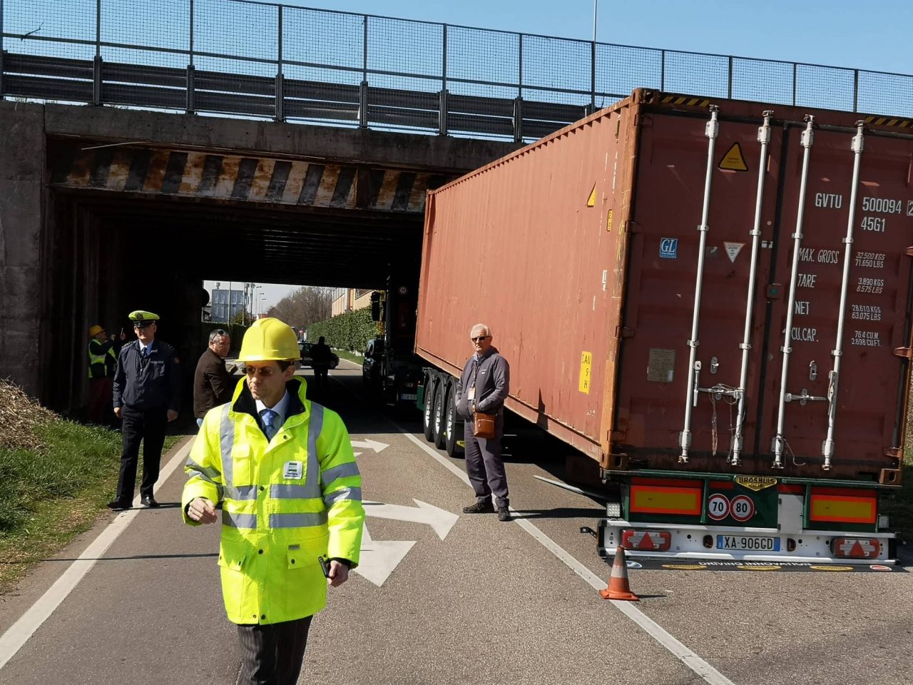 Cavalcavia della Milano – Meda urtato dal camion: subito interventi di messa in sicurezza