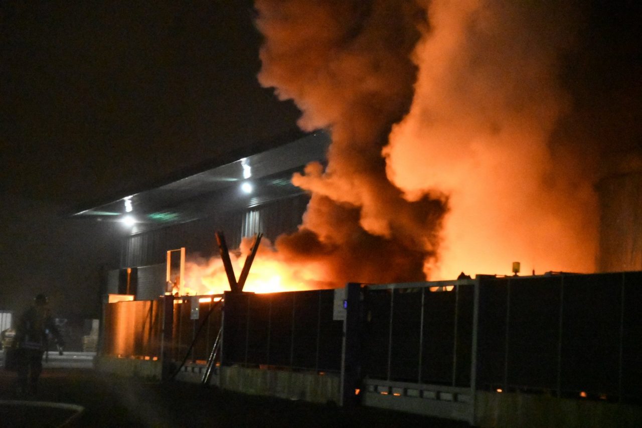 Incendio a Concorezzo, ditta in fiamme VIDEO E FOTO