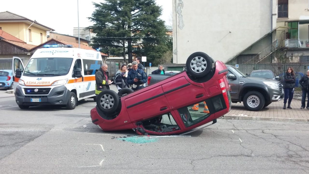 Incidente a Meda, studentessa si ribalta con l’auto FOTO