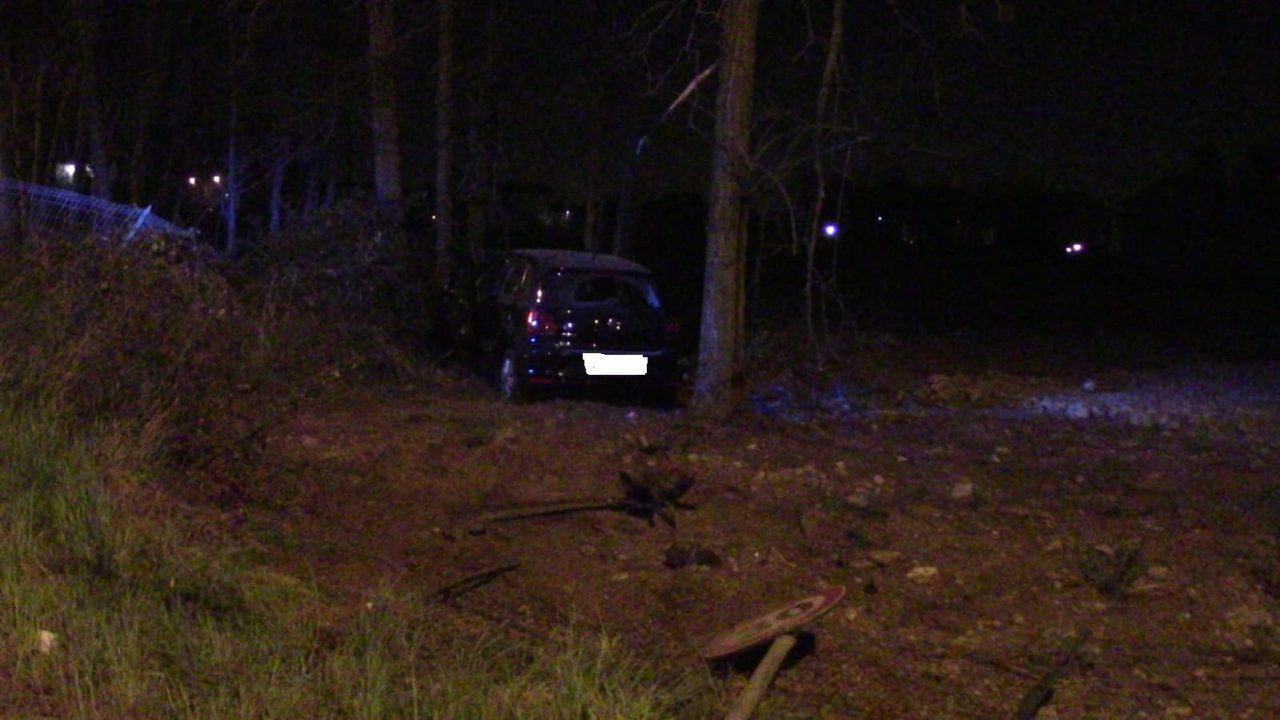 Scontro tra auto in via Cialdini, una finisce fuori strada FOTO