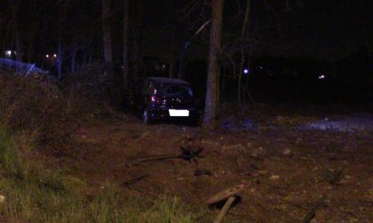 Scontro tra auto in via Cialdini, una finisce fuori strada FOTO