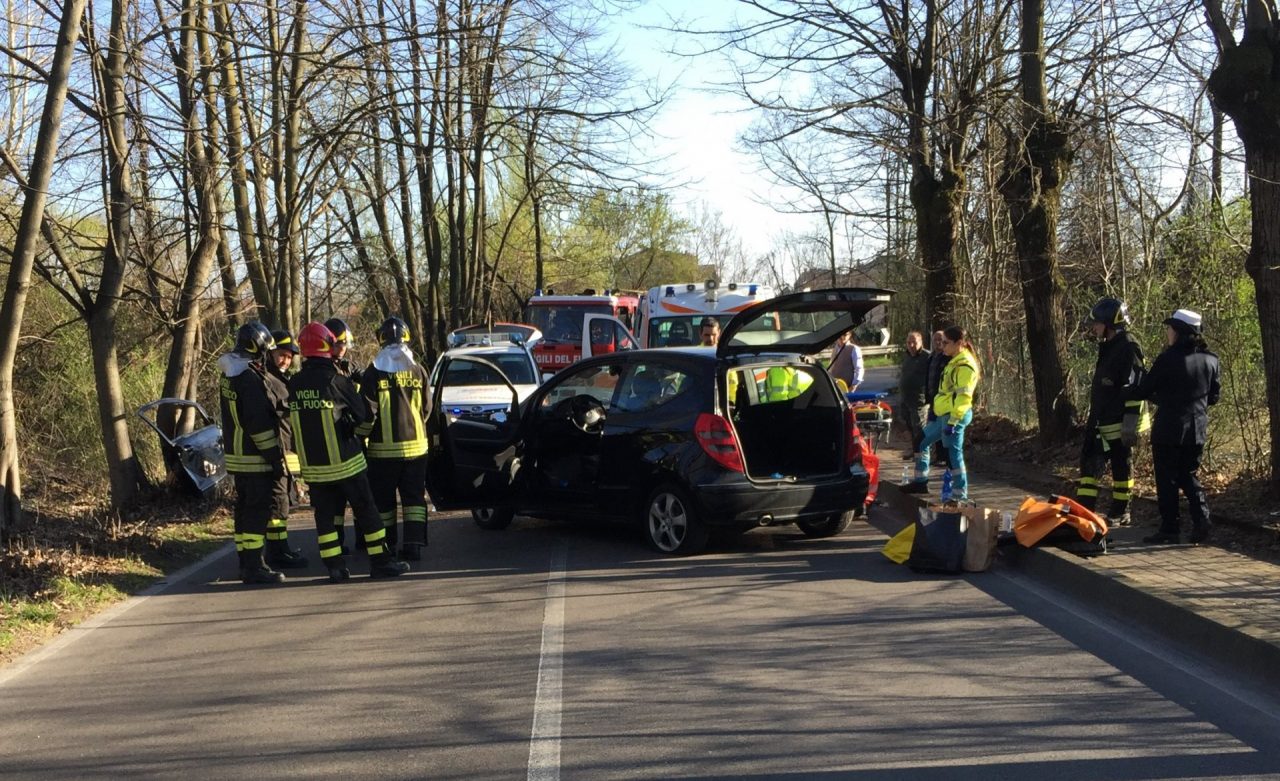 Perde il controllo dell’auto e finisce contro un albero