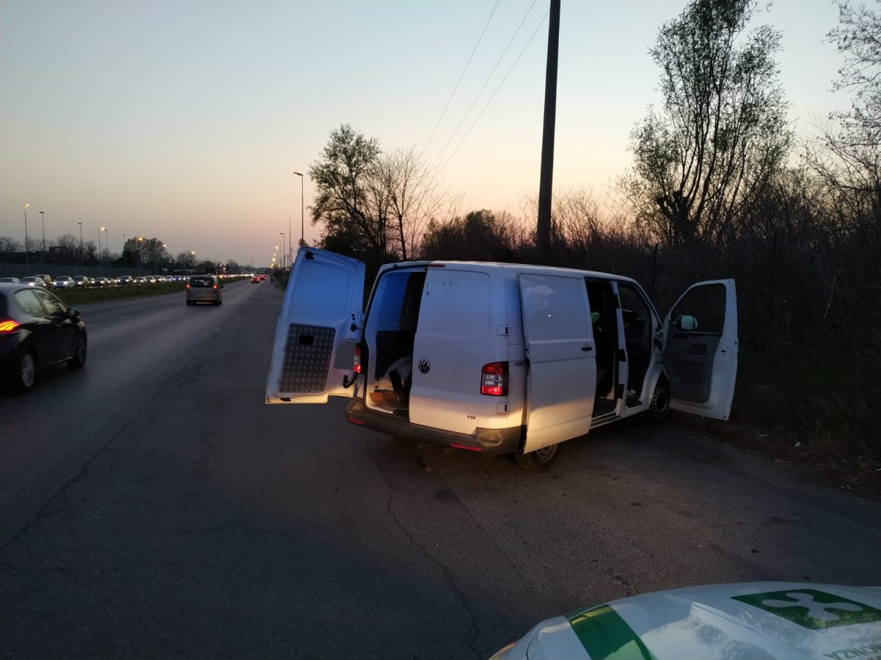 Non si ferma all’alt: finisce nella corsia opposta col furgone rubato e scappa nei campi