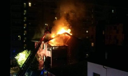 Vasto incendio fa crollare il tetto di una palazzina