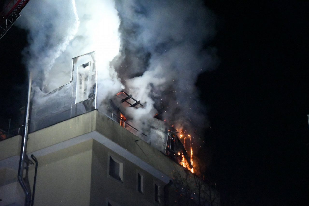 Incendio distrugge appartamento: tre intossicati FOTO