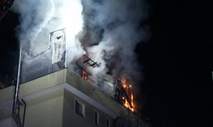 Incendio distrugge appartamento: tre intossicati FOTO
