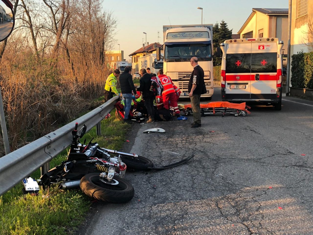 Esce dalla ditta e investe una adolescente in moto