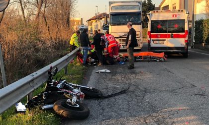 Esce dalla ditta e investe una adolescente in moto