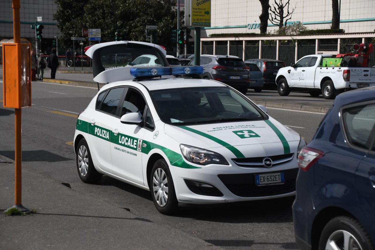 Spaccia droga dentro al bar: fermato dalla Polizia Locale