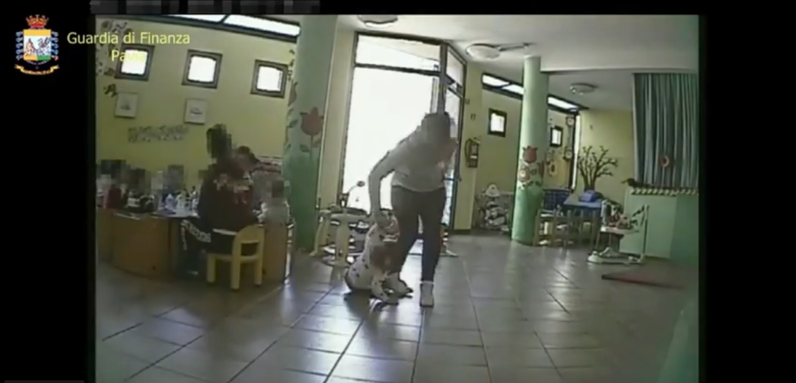 Maltrattamenti al nido: due maestre violente ai domiciliari VIDEO
