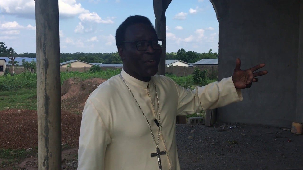 La sirena dei pompieri saluta monsignor Paul Vieira. VIDEO