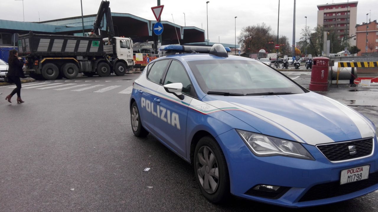 Scappa dai poliziotti: nel sacchetto mezzo chilo di droga