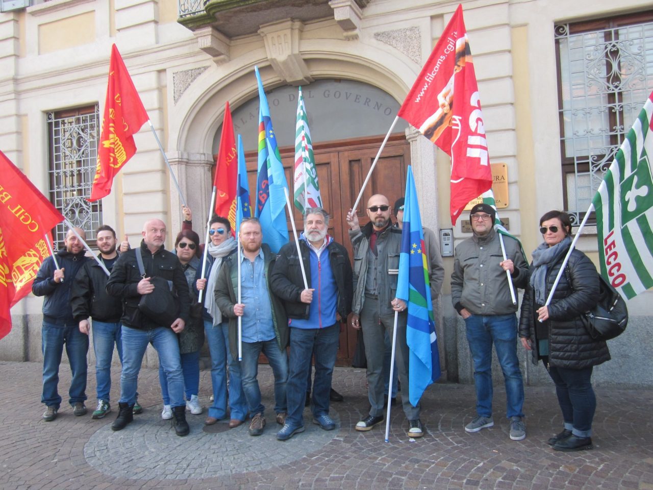 #bastamortisullavoro il presidio dei lavoratori davanti alla Prefettura