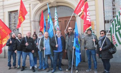 #bastamortisullavoro il presidio dei lavoratori davanti alla Prefettura