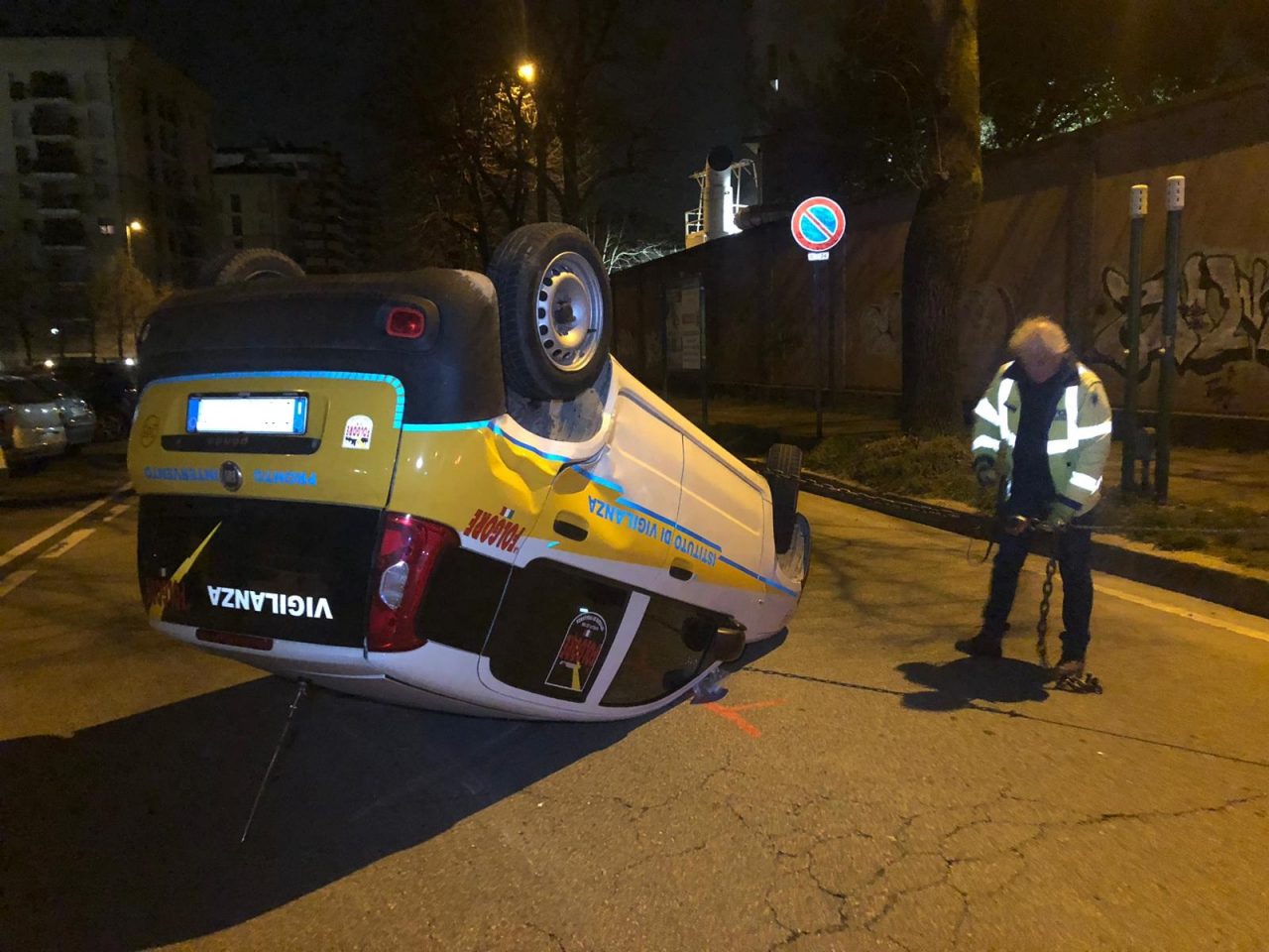 Auto della guardia giurata si ribalta dopo l’incidente FOTO