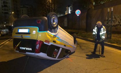 Auto della guardia giurata si ribalta dopo l'incidente FOTO - Prima Monza