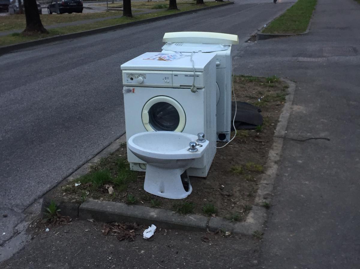A bordo strada spuntano perfino lavatrici e bidet FOTO
