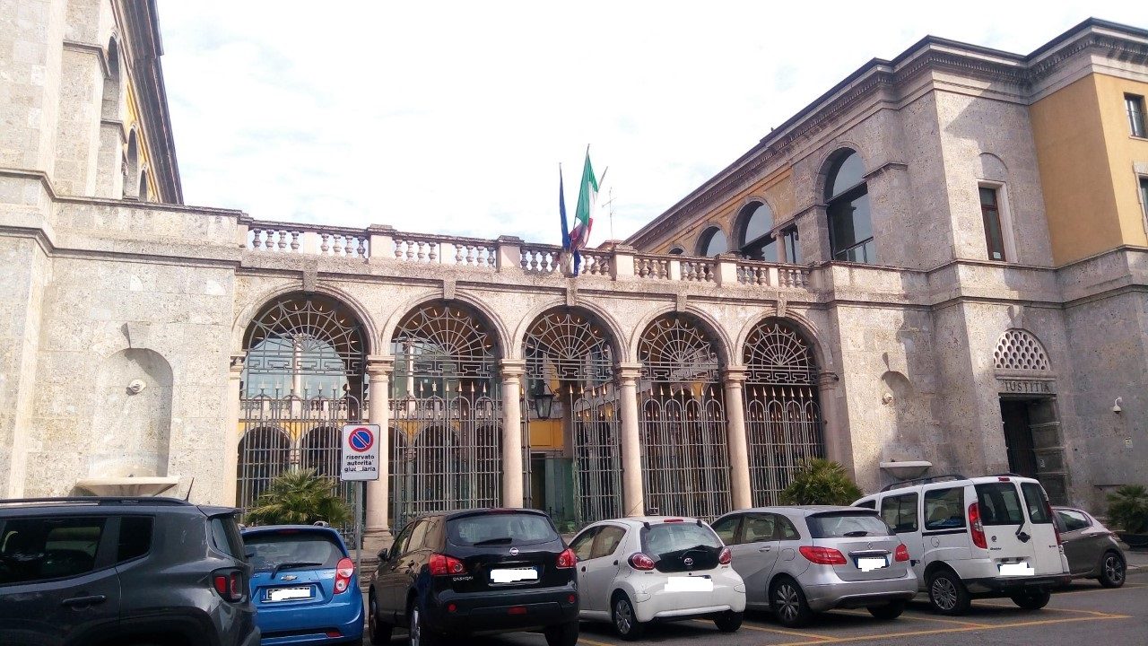 A processo per il sequestro e lo stupro della compagna. Lei ritratta: “Ero consenziente”