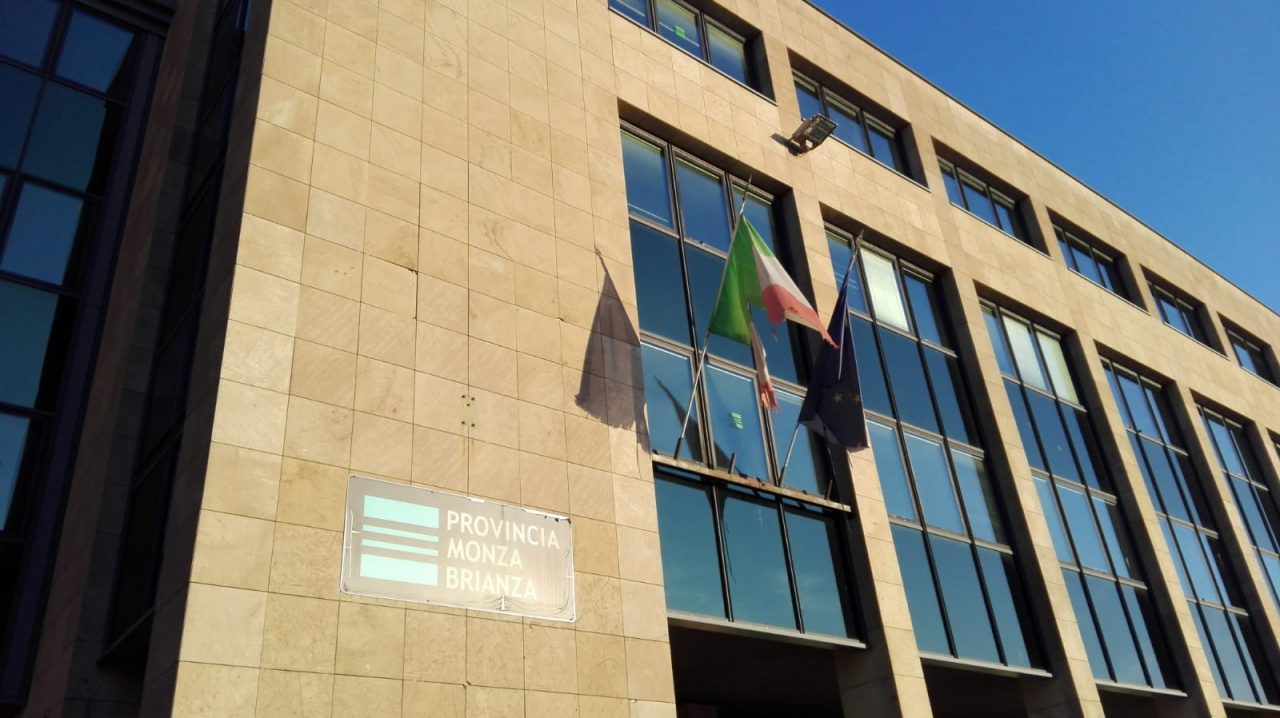 Strappato e sporco: il Tricolore a Monza è uno “straccio”
