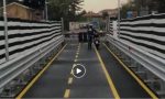 Con lo scooter sul ponte di Paderno VIDEO