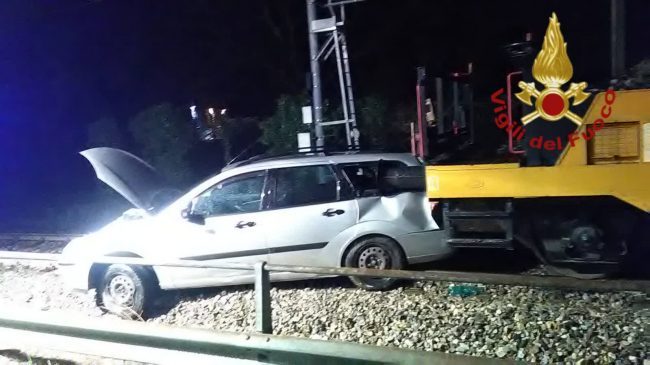 Treno contro un’auto sui binari sulla linea Asso-Seveso-Milano