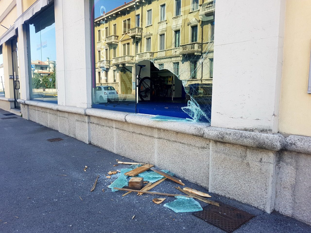 Giussano, spaccata al Byroll: rubate  17 bici