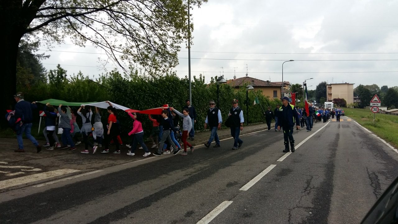 Studenti portano il Tricolore