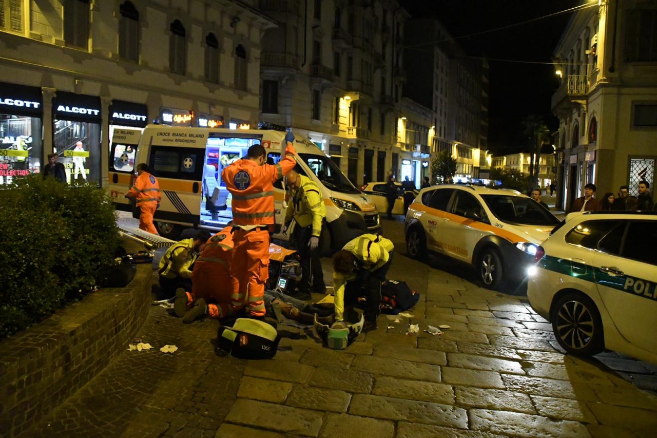 Malore in strada, soccorso tardi. Ora è morto