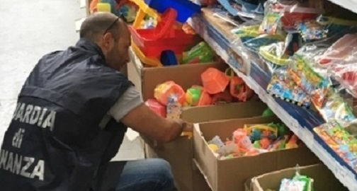 Sequestrati articoli sanitari pericolosi e giocattoli contenenti piombo