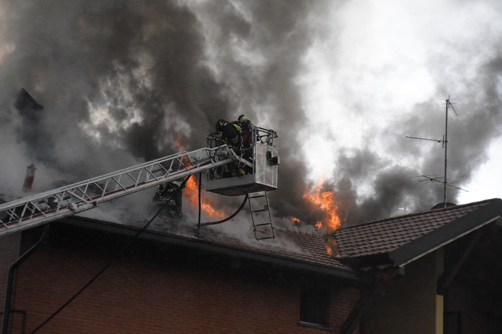 Lesmo, incendio in via Donatori del sangue