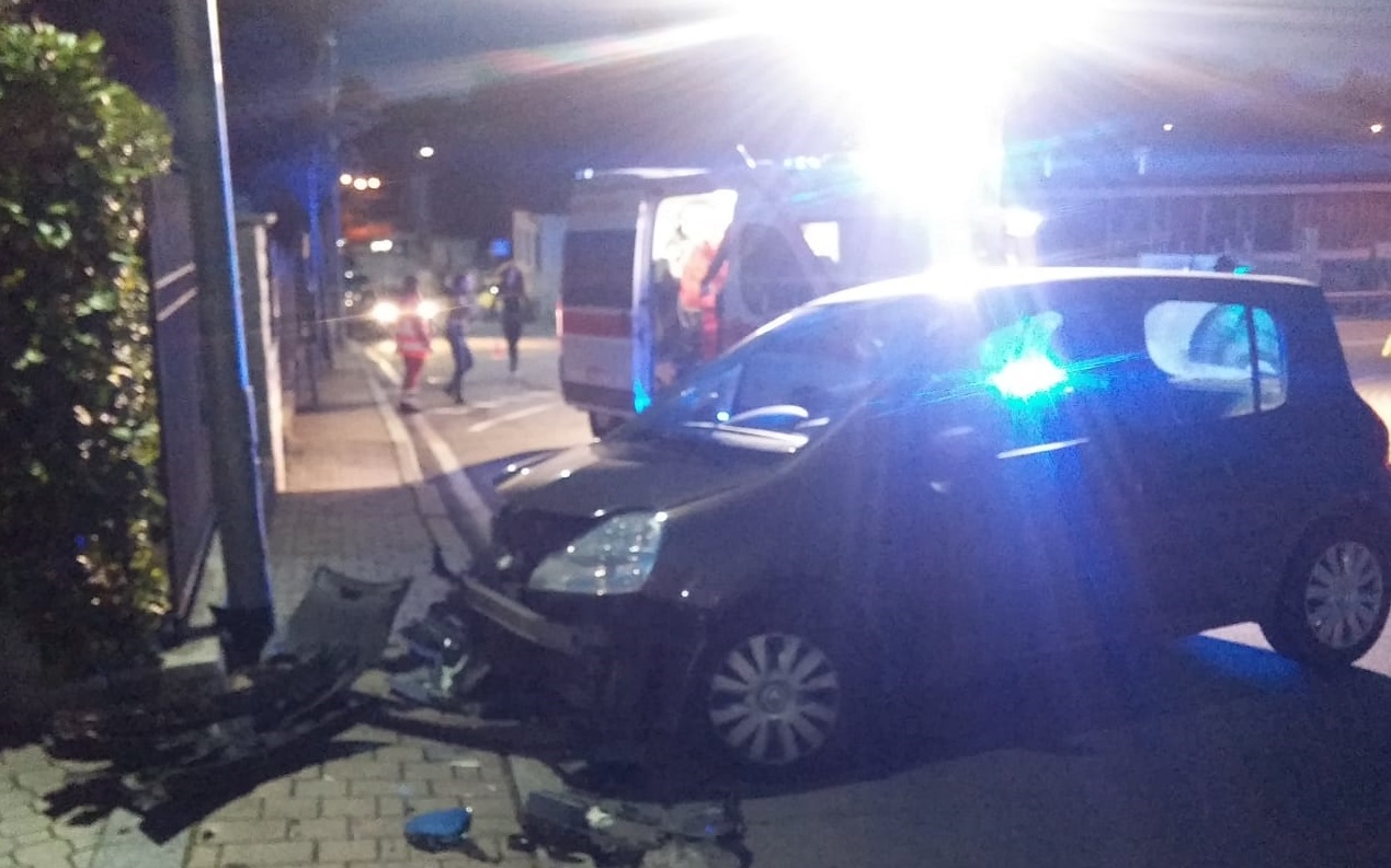 Incidente a Lentate, auto finisce contro un palo della luce FOTO