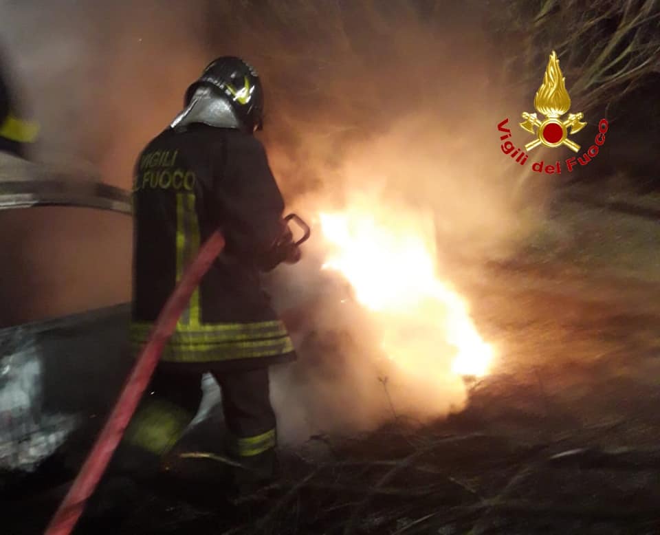 A fuoco un deposito di legna