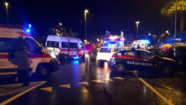 Terribile schianto contro un muro, quattro giovani feriti. 19enne gravissimo