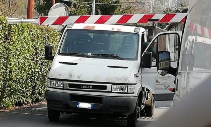 Camion abbatte la sbarra del passaggio a livello: ritardi sulla Chiasso-Seregno-Milano