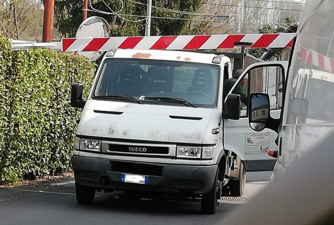 Camion abbatte la sbarra del passaggio a livello: ritardi sulla Chiasso-Seregno-Milano