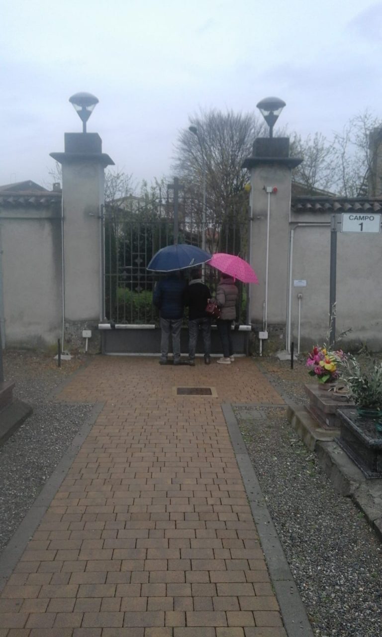 Arriva il feretro al cimitero ma il loculo non è pronto