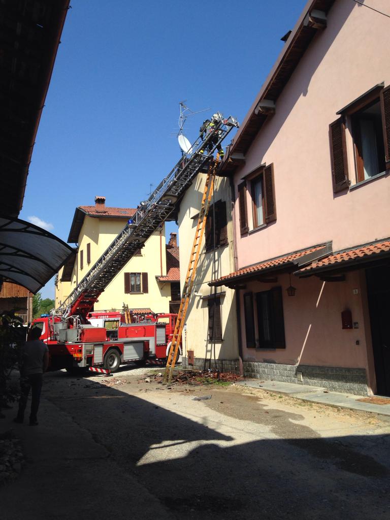 Brucia il tetto di una casa a Canonica