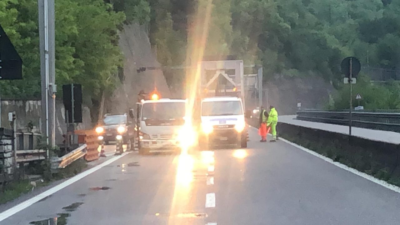 Frana sulla SS36, traffico interrotto